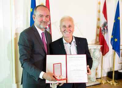 Am 25. Juli 2017 &uuml;berreichte Kunst- und Kulturminister Thomas Drozda (l.) das Goldene Ehrenzeichen f&uuml;r Verdienste um die Republik &Ouml;sterreich an Klaus Eberhartinger (r.).
