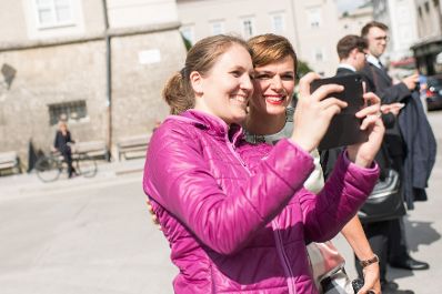 Am 27. Juli 2017 er&ouml;ffnete Kunst- und Kulturminister Thomas Drozda die Salzburger Festspiele in der Felsenreitschule. Im Bild Gesundheitsministerin Pamela Rendi-Wagner (r.) mit einer Besucherin.