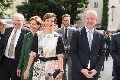 Am 27. Juli 2017 er&ouml;ffnete Kunst- und Kulturminister Thomas Drozda (r.) die Salzburger Festspiele in der Felsenreitschule. Im Bild mit Gesundheitsministerin Pamela Rendi-Wagner (l.).