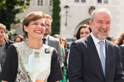 Am 27. Juli 2017 er&ouml;ffnete Kunst- und Kulturminister Thomas Drozda (r.) die Salzburger Festspiele in der Felsenreitschule. Im Bild mit Gesundheitsministerin Pamela Rendi-Wagner (l.).