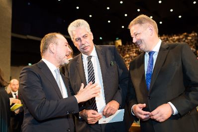 Am 27. Juli 2017 er&ouml;ffnete Kunst- und Kulturminister Thomas Drozda (l.) die Salzburger Festspiele in der Felsenreitschule. Im Bild mit Finanzminister Hans J&ouml;rg Schelling (m.) und Landwirtschaftsminister Andr&auml; Rupprechter (r.).
