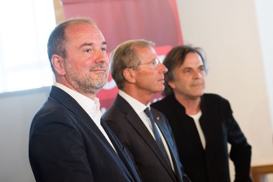 Am 27. Juli 2017 besuchte Kunst- und Kulturminister Thomas Drozda (l.) den ORF-Cocktail-Empfang anl&auml;sslich der Salzburger Festspiele. Im Bild mit Salzburgs Landeshauptmann Wilfried Haslauer (m.) und Intendant Markus Hinterh&auml;user (r.).