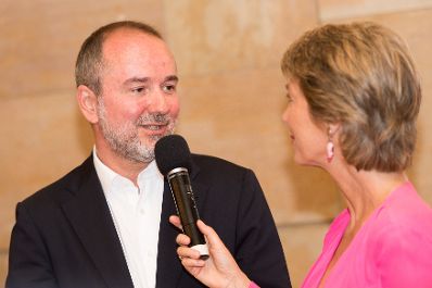 Am 27. Juli 2017 besuchte Kunst- und Kulturminister Thomas Drozda (l.) den ORF-Cocktail-Empfang anl&auml;sslich der Salzburger Festspiele. Im Bild mit Barbara Rett (r.).