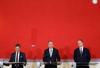 Am 1. September 2017 gab Kunst- und Kulturminister Thomas Drozda (m.) eine Pressekonferenz zur Besetzung der wissenschaftlichen Direktion des Kunsthistorischen Museums Wien ab 2019. Im Bild mit J&uuml;rgen Meindl, Vorsitzender der Findungskommission (l.) und Eike Schmidt, designierter wissenschaftlicher Direktor des Kunsthistorischen Museums Wien.