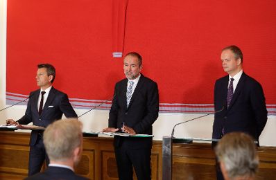 Am 1. September 2017 gab Kunst- und Kulturminister Thomas Drozda (m.) eine Pressekonferenz zur Besetzung der wissenschaftlichen Direktion des Kunsthistorischen Museums Wien ab 2019. Im Bild mit J&uuml;rgen Meindl, Vorsitzender der Findungskommission (l.) und Eike Schmidt, designierter wissenschaftlicher Direktor des Kunsthistorischen Museums Wien.