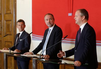 Am 1. September 2017 gab Kunst- und Kulturminister Thomas Drozda (m.) eine Pressekonferenz zur Besetzung der wissenschaftlichen Direktion des Kunsthistorischen Museums Wien ab 2019. Im Bild mit J&uuml;rgen Meindl, Vorsitzender der Findungskommission (l.) und Eike Schmidt, designierter wissenschaftlicher Direktor des Kunsthistorischen Museums Wien.