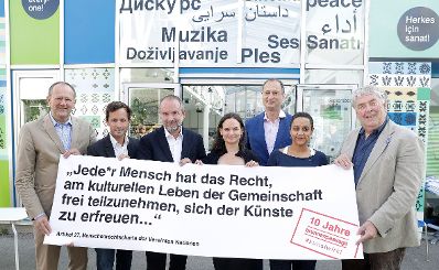 Am 7. September 2017 nahm Kunst- und Kulturminister Thomas Drozda an der Pressekonferenz "10 Jahre Brunnenpassage" teil. Im Bild (v.l.n.r.) Matthias Naske, Intendant des Wiener Konzerthauses, Klaus Schwertner, Generalsekret&auml;r der Caritas, Kunst- und Kulturminister Thomas Drozda, Anne Wiederhold-Daryanavard, k&uuml;nstlerische Leiterin der Brunnenpassage, Stadtrat Andreas Mailath-Pokorny, Suzie Lebrun, Mitwirkende der Brunnenpassage und Steven Engelsman, Direktor des Weltmuseums.