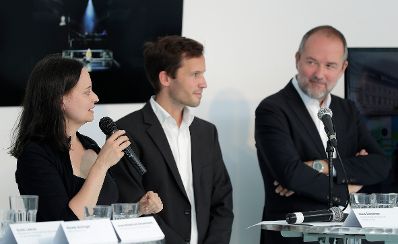 Am 7. September 2017 nahm Kunst- und Kulturminister Thomas Drozda (r.) an der Pressekonferenz "10 Jahre Brunnenpassage" teil. Im Bild mit Anne Wiederhold-Daryanavard (l.), k&uuml;nstlerische Leiterin der Brunnenpassage und Klaus Schwertner (m.), Generalsekret&auml;r der Caritas der Erzdi&ouml;zese Wien.