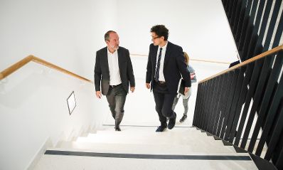 Am 8. September 2017 besuchte Kunst- und Kulturminister Thomas Drozda (l.) die Ars Electronica. Im Bild bei den Ober&ouml;sterreichischen Nachrichten.