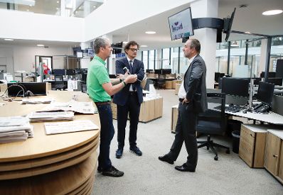 Am 8. September 2017 besuchte Kunst- und Kulturminister Thomas Drozda (r.) die Ars Electronica. Im Bild bei den Ober&ouml;sterreichischen Nachrichten.