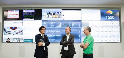 Am 8. September 2017 besuchte Kunst- und Kulturminister Thomas Drozda (m.) die Ars Electronica. Im Bild bei den Ober&ouml;sterreichischen Nachrichten.