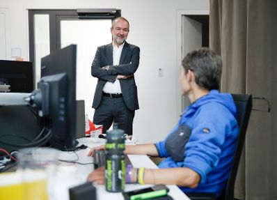 Am 8. September 2017 besuchte Kunst- und Kulturminister Thomas Drozda (l.) die Ars Electronica. Im Bild bei den Ober&ouml;sterreichischen Nachrichten.