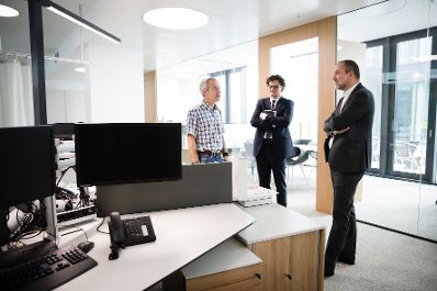 Am 8. September 2017 besuchte Kunst- und Kulturminister Thomas Drozda (r.) die Ars Electronica. Im Bild bei den Ober&ouml;sterreichischen Nachrichten.