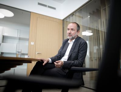 Am 8. September 2017 besuchte Kunst- und Kulturminister Thomas Drozda (im Bild) die Ars Electronica. Im Bild bei den Ober&ouml;sterreichischen Nachrichten.