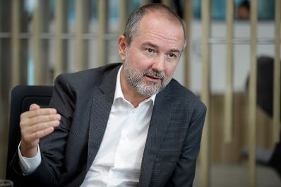 Am 8. September 2017 besuchte Kunst- und Kulturminister Thomas Drozda (im Bild) die Ars Electronica. Im Bild bei den Ober&ouml;sterreichischen Nachrichten.