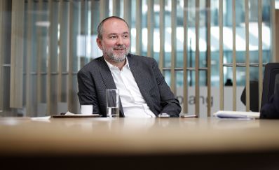 Am 8. September 2017 besuchte Kunst- und Kulturminister Thomas Drozda (im Bild) die Ars Electronica. Im Bild bei den Ober&ouml;sterreichischen Nachrichten.