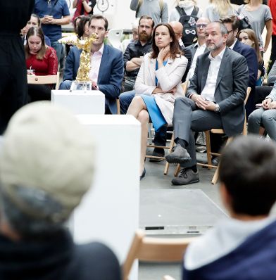 Am 8. September 2017 besuchte Kunst- und Kulturminister Thomas Drozda (r.) die Ars Electronica. Im Bild bei der Auszeichung U19 Ceremony.
