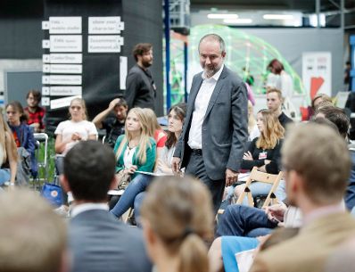 Am 8. September 2017 besuchte Kunst- und Kulturminister Thomas Drozda (m.) die Ars Electronica. Im Bild bei der Auszeichung U19 Ceremony.