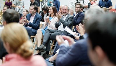 Am 8. September 2017 besuchte Kunst- und Kulturminister Thomas Drozda (r.) die Ars Electronica. Im Bild bei der Auszeichung U19 Ceremony.