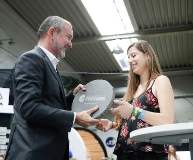 Am 8. September 2017 besuchte Kunst- und Kulturminister Thomas Drozda (l.) die Ars Electronica. Im Bild bei der Auszeichung U19 Ceremony.