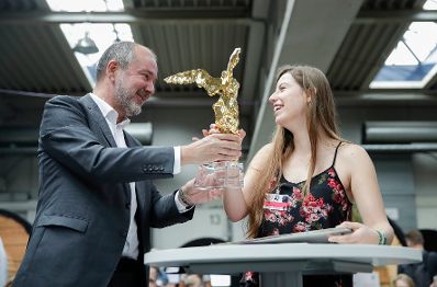 Am 8. September 2017 besuchte Kunst- und Kulturminister Thomas Drozda (l.) die Ars Electronica. Im Bild bei der Auszeichung U19 Ceremony.