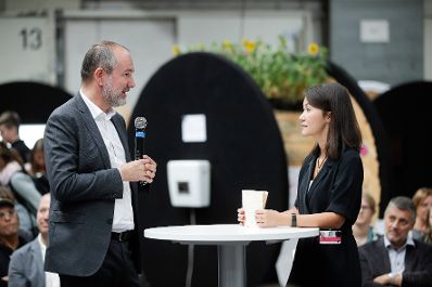 Am 8. September 2017 besuchte Kunst- und Kulturminister Thomas Drozda (l.) die Ars Electronica. Im Bild bei der Auszeichung U19 Ceremony.