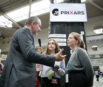 Am 8. September 2017 besuchte Kunst- und Kulturminister Thomas Drozda (l.) die Ars Electronica. Im Bild bei der Auszeichung U19 Ceremony.