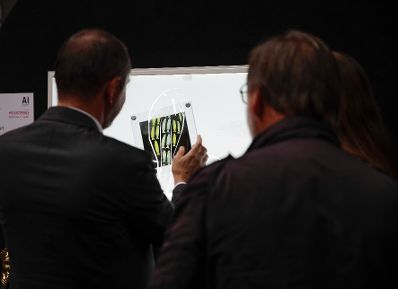 Am 8. September 2017 besuchte Kunst- und Kulturminister Thomas Drozda (l.) die Ars Electronica. Im Bild bei der Auszeichung U19 Ceremony.