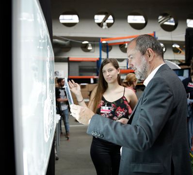 Am 8. September 2017 besuchte Kunst- und Kulturminister Thomas Drozda (r.) die Ars Electronica. Im Bild bei der Auszeichung U19 Ceremony.