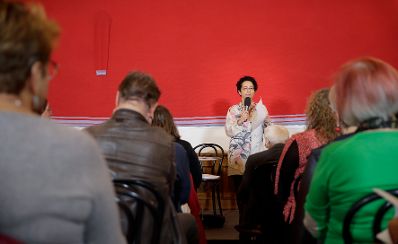 Am 12. September 2017 lud Kunst- und Kulturminister Thomas Drozda zur OPEN:SPACE Diskussionsreihe zum Thema &bdquo;Bedingungsloses Grundeinkommen?&ldquo;. Im Bild die Moderatorin Isolde Charim.