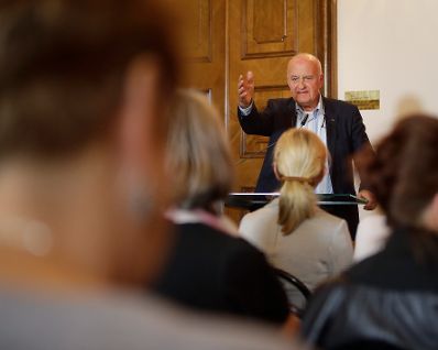 Am 12. September 2017 lud Kunst- und Kulturminister Thomas Drozda zur OPEN:SPACE Diskussionsreihe zum Thema &bdquo;Bedingungsloses Grundeinkommen?&ldquo;. Im Bild der Gr&uuml;nder der Drogeriekette dm Werner G&ouml;tz.