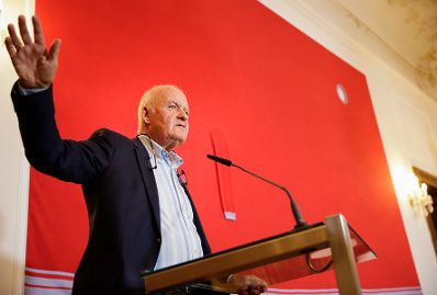 Am 12. September 2017 lud Kunst- und Kulturminister Thomas Drozda zur OPEN:SPACE Diskussionsreihe zum Thema &bdquo;Bedingungsloses Grundeinkommen?&ldquo;. Im Bild der Gr&uuml;nder der Drogeriekette dm Werner G&ouml;tz.