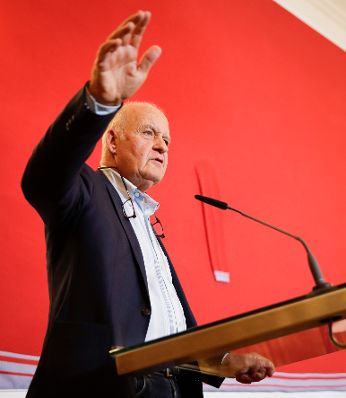 Am 12. September 2017 lud Kunst- und Kulturminister Thomas Drozda zur OPEN:SPACE Diskussionsreihe zum Thema &bdquo;Bedingungsloses Grundeinkommen?&ldquo;. Im Bild der Gr&uuml;nder der Drogeriekette dm Werner G&ouml;tz.