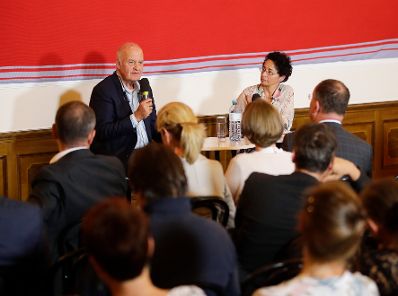 Am 12. September 2017 lud Kunst- und Kulturminister Thomas Drozda zur OPEN:SPACE Diskussionsreihe zum Thema &bdquo;Bedingungsloses Grundeinkommen?&ldquo;. Im Bild der Gr&uuml;nder der Drogeriekette dm Werner G&ouml;tz (l.) und die Moderatorin Isolde Charim (r.).
