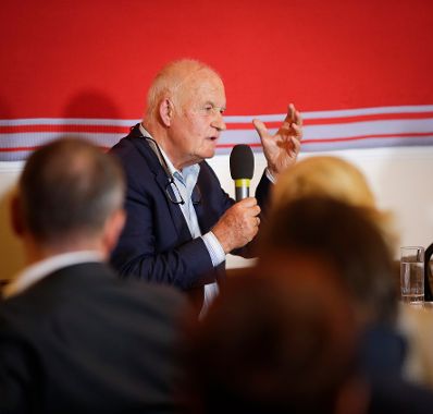 Am 12. September 2017 lud Kunst- und Kulturminister Thomas Drozda zur OPEN:SPACE Diskussionsreihe zum Thema &bdquo;Bedingungsloses Grundeinkommen?&ldquo;. Im Bild der Gr&uuml;nder der Drogeriekette dm Werner G&ouml;tz.