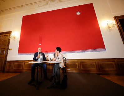 Am 12. September 2017 lud Kunst- und Kulturminister Thomas Drozda zur OPEN:SPACE Diskussionsreihe zum Thema &bdquo;Bedingungsloses Grundeinkommen?&ldquo;. Im Bild der Gr&uuml;nder der Drogeriekette dm Werner G&ouml;tz (l.) und die Moderatorin Isolde Charim (r.).