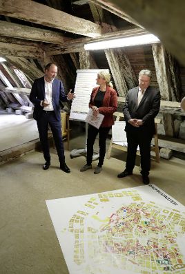 Am 15. September 2017 nahm Kunst- und Kulturminister Thomas Drozda (l.) an der Pressekonferenz zum Projekt "Dachkataster Wien - Innere Stadt" teil. Im Bild mit Hanna-Antje Liebich (m.) vom Bundesdenkmalamt und Stadtrat Michael Ludwig (r.).