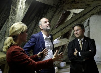 Am 15. September 2017 nahm Kunst- und Kulturminister Thomas Drozda (m.) an der Pressekonferenz zum Projekt "Dachkataster Wien - Innere Stadt" teil. Im Bild mit Hanna-Antje Liebich (l.) vom Bundesdenkmalamt und Stadtrat Michael Ludwig (r.).