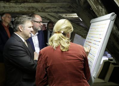 Am 15. September 2017 nahm Kunst- und Kulturminister Thomas Drozda (m.) an der Pressekonferenz zum Projekt "Dachkataster Wien - Innere Stadt" teil. Im Bild mit Hanna-Antje Liebich (r.) vom Bundesdenkmalamt und Stadtrat Michael Ludwig (l.).