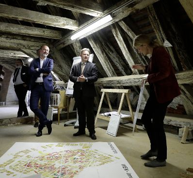 Am 15. September 2017 nahm Kunst- und Kulturminister Thomas Drozda (l.) an der Pressekonferenz zum Projekt "Dachkataster Wien - Innere Stadt" teil. Im Bild mit Hanna-Antje Liebich (r.) vom Bundesdenkmalamt und Stadtrat Michael Ludwig (m.).