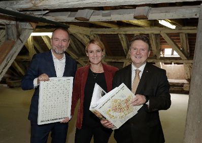 Am 15. September 2017 nahm Kunst- und Kulturminister Thomas Drozda (l.) an der Pressekonferenz zum Projekt "Dachkataster Wien - Innere Stadt" teil. Im Bild mit Hanna-Antje Liebich (m.) vom Bundesdenkmalamt und Stadtrat Michael Ludwig (r.).
