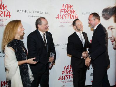 Am 16. September 2017 besuchte Kunst- und Kulturminister Thomas Drozda (r.) die Premiere des Musicals "I am from Austria" im Raimund Theater. Im Bild mit Christian Struppeck (m.r.), Musical-Intendant der Vereinigten B&uuml;hnen Wien.