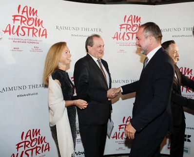 Am 16. September 2017 besuchte Kunst- und Kulturminister Thomas Drozda (r.) die Premiere des Musicals "I am from Austria" im Raimund Theater.