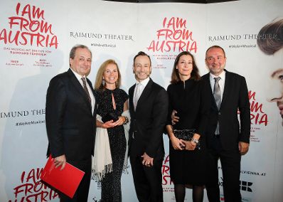Am 16. September 2017 besuchte Kunst- und Kulturminister Thomas Drozda (r.) die Premiere des Musicals "I am from Austria" im Raimund Theater. Im Bild mit Isabella Drozda (m.r.) und Christian Struppeck (m.), Musical-Intendant der Vereinigten B&uuml;hnen Wien.