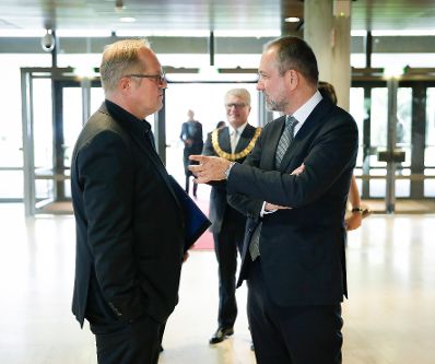 Am 17. September 2017 er&ouml;ffnete Kunst- und Kulturminister Thomas Drozda (r.) das Internationale Brucknerfest Linz. Im Bild mit dem Festredner Harald Krassnitzer (l.).