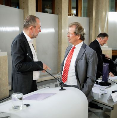 Am 18. September 2017 fand die Veranstaltung "Kinder hinter Gittern?" im Kassensaal des Bundeskanzleramtes statt. Im Bild Kanzleramtsminister Thomas Drozda (l.) mit Manfred Nowak (r.) vom Ludwig Boltzmann Institut.