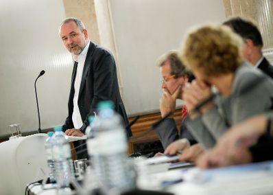 Am 18. September 2017 fand die Veranstaltung "Kinder hinter Gittern?" im Kassensaal des Bundeskanzleramtes statt. Im Bild Kanzleramtsminister Thomas Drozda (l.).