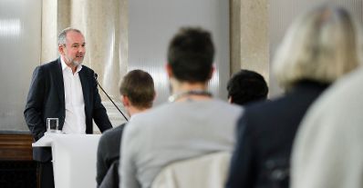 Am 18. September 2017 fand die Veranstaltung "Kinder hinter Gittern?" im Kassensaal des Bundeskanzleramtes statt. Im Bild Kanzleramtsminister Thomas Drozda.