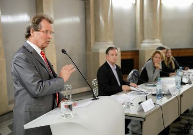 Am 18. September 2017 fand die Veranstaltung "Kinder hinter Gittern?" im Kassensaal des Bundeskanzleramtes statt. Im Bild Manfred Nowak (l.) vom Ludwig Boltzmann Institut.