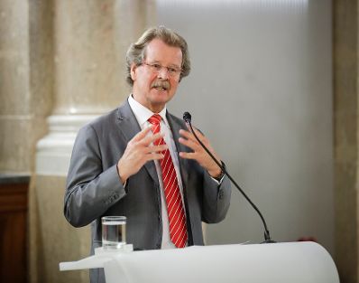 Am 18. September 2017 fand die Veranstaltung "Kinder hinter Gittern?" im Kassensaal des Bundeskanzleramtes statt. Im Bild Manfred Nowak vom Ludwig Boltzmann Institut.